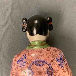 Een gevarieerde collectie Chinese famille rose, blauw-witte en blanc de Chine figuren, 18e eeuw en later — foto 61