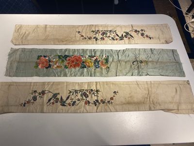 Een gevarieerde collectie Chinese geborduurde zijden doeken, een waaieromslag en 'rank badges', 19e eeuw — foto 17