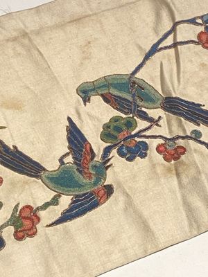 Een gevarieerde collectie Chinese geborduurde zijden doeken, een waaieromslag en 'rank badges', 19e eeuw — foto 19