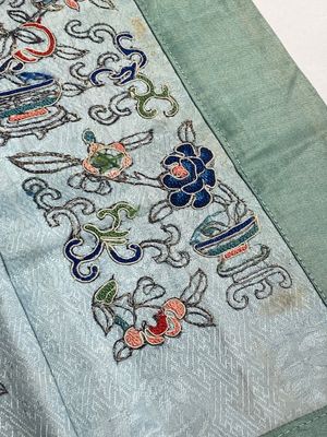 Een gevarieerde collectie Chinese geborduurde zijden doeken, een waaieromslag en 'rank badges', 19e eeuw — foto 26