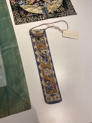 Een gevarieerde collectie Chinese geborduurde zijden doeken, een waaieromslag en 'rank badges', 19e eeuw — foto 27
