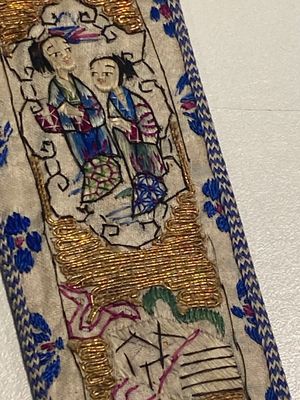 Een gevarieerde collectie Chinese geborduurde zijden doeken, een waaieromslag en 'rank badges', 19e eeuw — foto 29