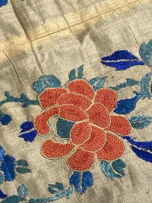 Een gevarieerde collectie Chinese geborduurde zijden doeken, een waaieromslag en 'rank badges', 19e eeuw — foto 38
