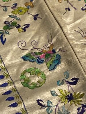 Een gevarieerde collectie Chinese geborduurde zijden doeken, een waaieromslag en 'rank badges', 19e eeuw — foto 43