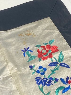 Een gevarieerde collectie Chinese geborduurde zijden doeken, een waaieromslag en 'rank badges', 19e eeuw — foto 51