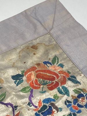 Een gevarieerde collectie Chinese geborduurde zijden doeken, een waaieromslag en 'rank badges', 19e eeuw — foto 52