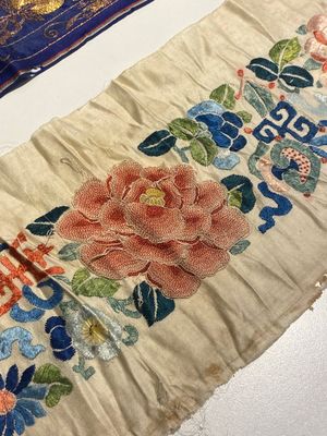 Een gevarieerde collectie Chinese geborduurde zijden doeken, een waaieromslag en 'rank badges', 19e eeuw — foto 8