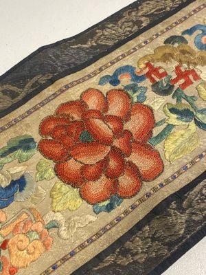 Een gevarieerde collectie Chinese geborduurde zijden doeken, een waaieromslag en 'rank badges', 19e eeuw — foto 10