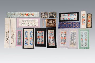 Een gevarieerde collectie Chinese geborduurde zijden doeken, een waaieromslag en 'rank badges', 19e eeuw