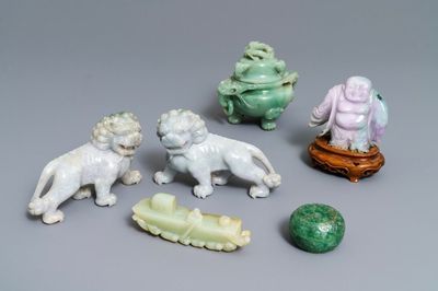 Een gevarieerde collectie Chinese sculptuur in jade en jadeïet, 19/20e eeuw