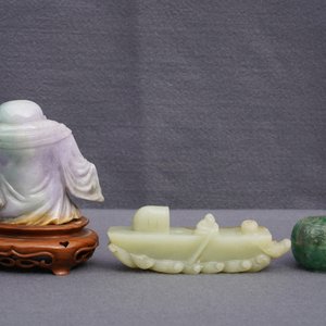 Een gevarieerde collectie Chinese sculptuur in jade en jadeïet, 19/20e eeuw — foto 12