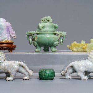 Een gevarieerde collectie Chinese sculptuur in jade en jadeïet, 19/20e eeuw — foto 4