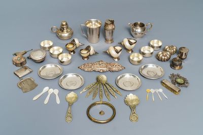 Een gevarieerde collectie kleinzilver en parelmoer, 19/20e eeuw