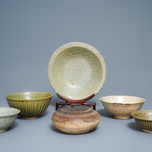 Een gevarieerde collectie Thais Sawankhalok keramiek, 15e eeuw en later — foto 1