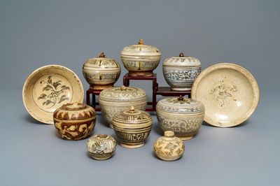 Een gevarieerde collectie Thais Sawankhalok keramiek, 15e eeuw