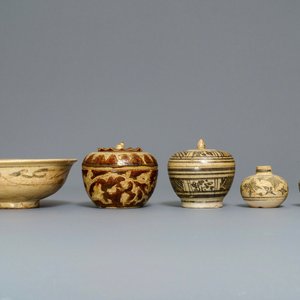 Een gevarieerde collectie Thais Sawankhalok keramiek, 15e eeuw — foto 14