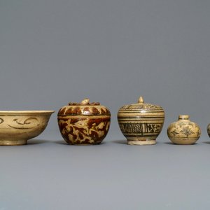 Een gevarieerde collectie Thais Sawankhalok keramiek, 15e eeuw — foto 15