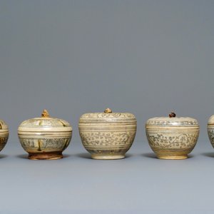 Een gevarieerde collectie Thais Sawankhalok keramiek, 15e eeuw — foto 2