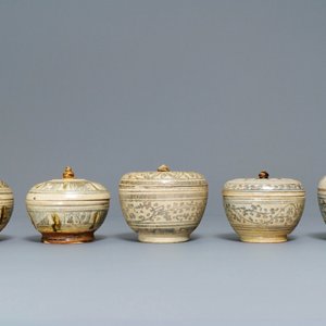Een gevarieerde collectie Thais Sawankhalok keramiek, 15e eeuw — foto 5