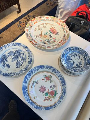 Een gevarieerde collectie van 11 stukken Chinees blauw-wit en famille rose porselein, Yongzheng/Qianlong — foto 1