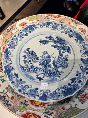 Een gevarieerde collectie van 11 stukken Chinees blauw-wit en famille rose porselein, Yongzheng/Qianlong — foto 17