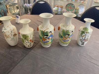 Een gevarieerde collectie van 15 stukken Chinees qianjiang cai, famille rose en verte porselein, 19/20e eeuw — foto 1