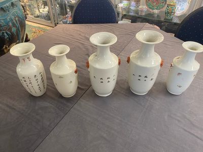 Een gevarieerde collectie van 15 stukken Chinees qianjiang cai, famille rose en verte porselein, 19/20e eeuw — foto 3