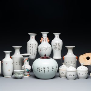 Een gevarieerde collectie van 15 stukken Chinees qianjiang cai, famille rose en verte porselein, 19/20e eeuw — foto 2