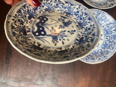 Een gevarieerde collectie van 18 stukken Chinees blauw-wit en famille rose porselein, Kangxi/Yongzheng — foto 13