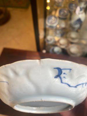 Een gevarieerde collectie van 18 stukken Chinees blauw-wit en famille rose porselein, Kangxi/Yongzheng — foto 15