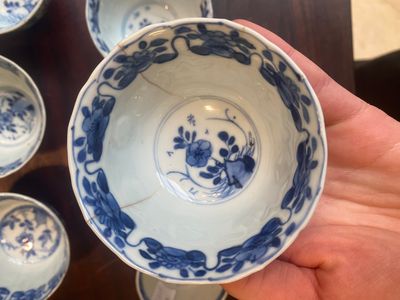 Een gevarieerde collectie van 18 stukken Chinees blauw-wit en famille rose porselein, Kangxi/Yongzheng — foto 4
