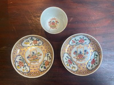 Een gevarieerde collectie van 18 stukken Chinees blauw-wit en famille rose porselein, Kangxi/Yongzheng — foto 9