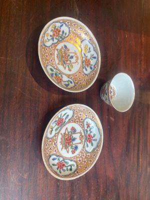 Een gevarieerde collectie van 18 stukken Chinees blauw-wit en famille rose porselein, Kangxi/Yongzheng — foto 10