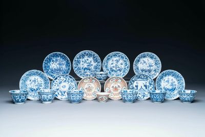 Een gevarieerde collectie van 18 stukken Chinees blauw-wit en famille rose porselein, Kangxi/Yongzheng
