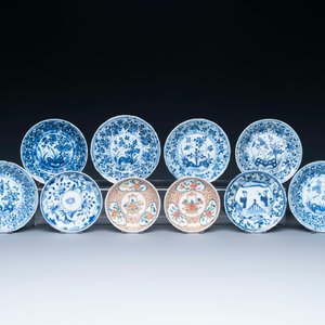 Een gevarieerde collectie van 18 stukken Chinees blauw-wit en famille rose porselein, Kangxi/Yongzheng — foto 2