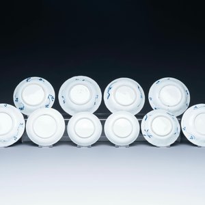 Een gevarieerde collectie van 18 stukken Chinees blauw-wit en famille rose porselein, Kangxi/Yongzheng — foto 3