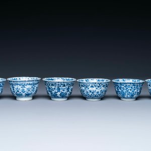 Een gevarieerde collectie van 18 stukken Chinees blauw-wit en famille rose porselein, Kangxi/Yongzheng — foto 4