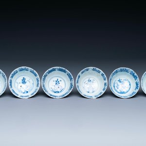 Een gevarieerde collectie van 18 stukken Chinees blauw-wit en famille rose porselein, Kangxi/Yongzheng — foto 6