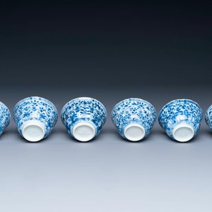 Een gevarieerde collectie van 18 stukken Chinees blauw-wit en famille rose porselein, Kangxi/Yongzheng — foto 7