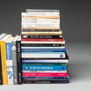 Een gevarieerde collectie van 88 Engelse en Chinese naslagwerken over Chinees keramiek en brons — foto 6