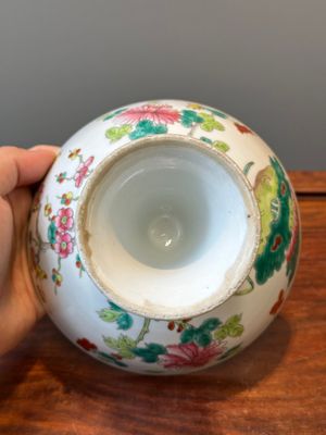 Een gevarieerde collectie van acht stukken Chinees famille rose porselein, 18/19e eeuw — foto 25