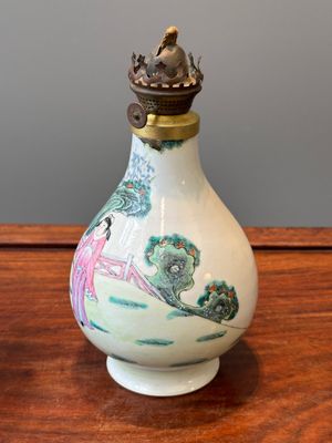 Een gevarieerde collectie van acht stukken Chinees famille rose porselein, 18/19e eeuw — foto 3
