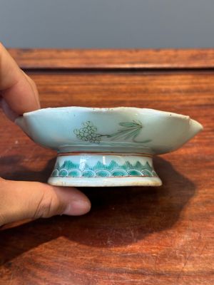 Een gevarieerde collectie van acht stukken Chinees famille rose porselein, 18/19e eeuw — foto 31