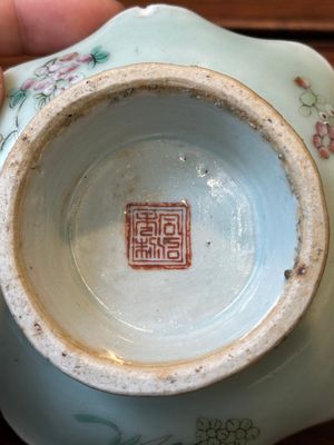 Een gevarieerde collectie van acht stukken Chinees famille rose porselein, 18/19e eeuw — foto 33