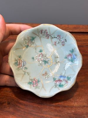 Een gevarieerde collectie van acht stukken Chinees famille rose porselein, 18/19e eeuw — foto 35