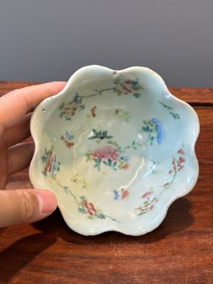 Een gevarieerde collectie van acht stukken Chinees famille rose porselein, 18/19e eeuw — foto 42