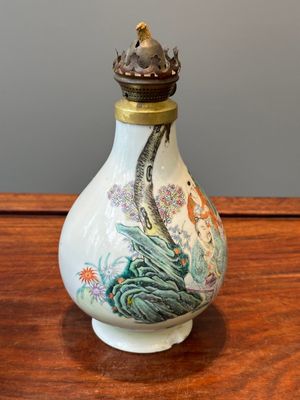 Een gevarieerde collectie van acht stukken Chinees famille rose porselein, 18/19e eeuw — foto 5