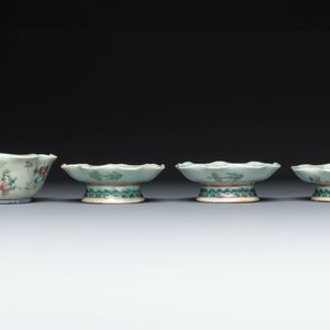 Een gevarieerde collectie van acht stukken Chinees famille rose porselein, 18/19e eeuw — foto 17
