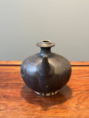 Een gevarieerde collectie van acht stukken Chinees monochroom geglazuurd porselein, Tang/Ming — foto 14