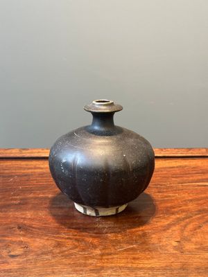 Een gevarieerde collectie van acht stukken Chinees monochroom geglazuurd porselein, Tang/Ming — foto 16